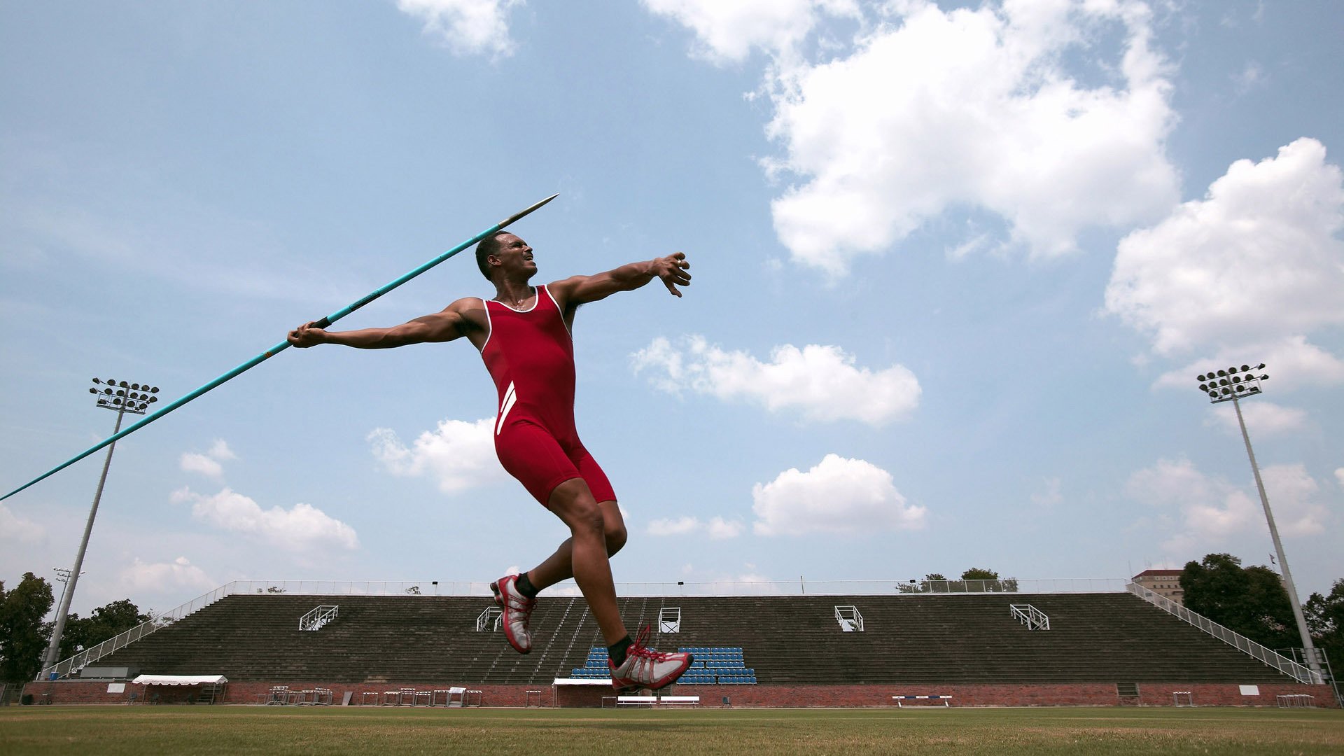 “攻守转换瞬间，战术布局缜密，比赛充满策略与智慧”，攻守战术分别包括